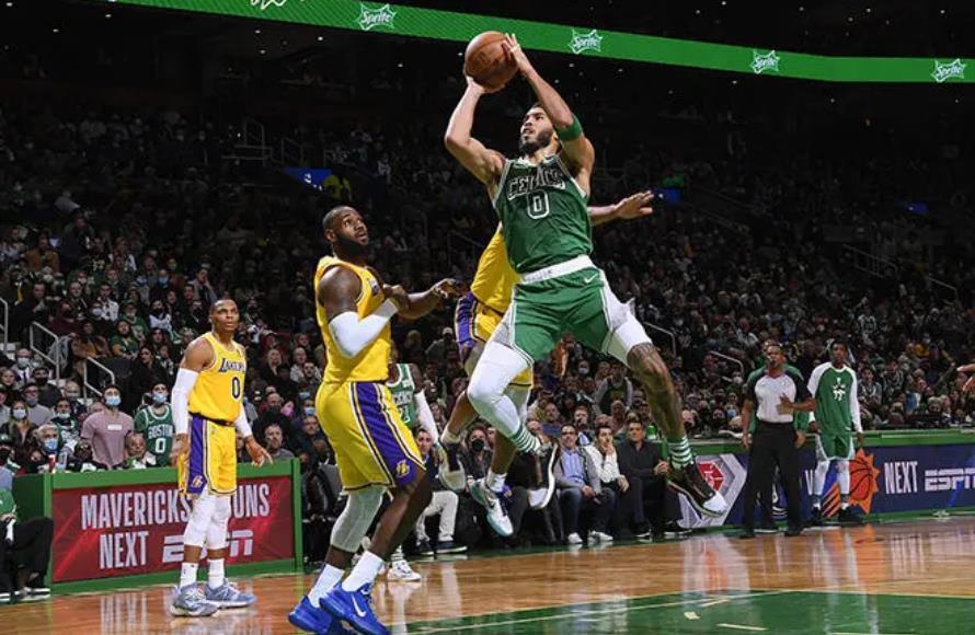 NBA-詹姆斯补篮绝杀凯尔特人，湖人终结七连胜登顶东部引热议